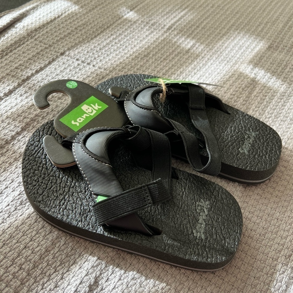 NWT Toddler Sanuk Sandals, Black Flip Flops, Root Beer Cozy, Toddler size 9-10